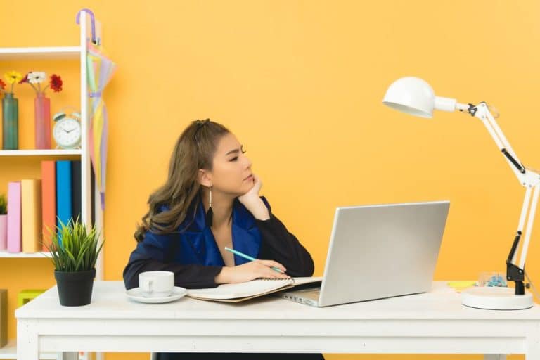 Lee más sobre el artículo Estudiar y Trabajar a Tiempo Completo: Programas de Grado Flexibles