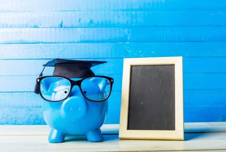 Read more about the article Înțelegerea taxelor de școlarizare în Regatul Unit: Ce trebuie să știe studenții