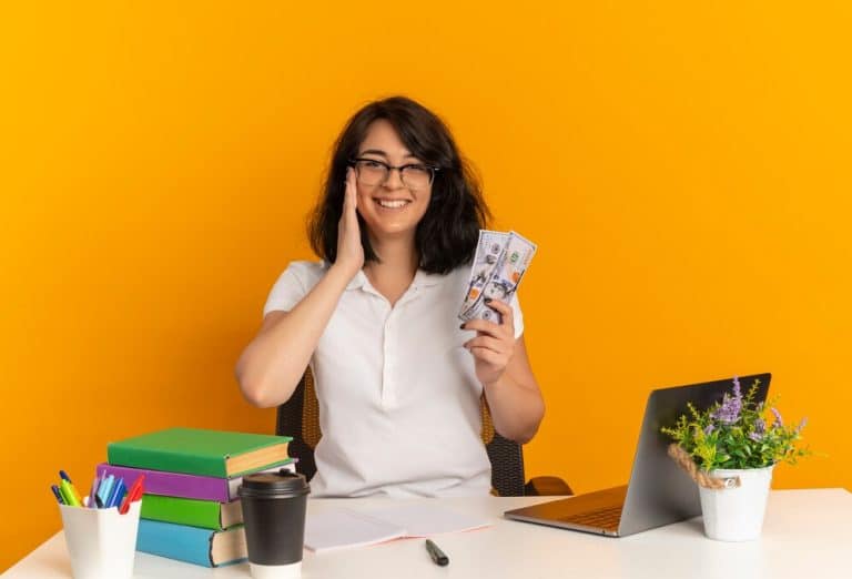 Read more about the article Finanțare pentru studii postuniversitare în Regatul Unit: Burse și împrumuturi
