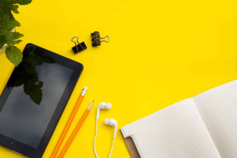 Read more about the article Zalety i wady nauki online i stacjonarnej dla dorosłych studentów